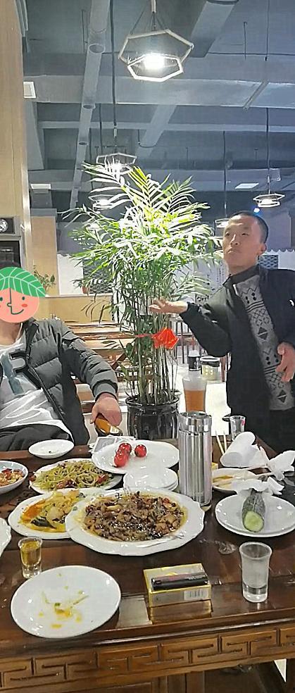 饭店网红喊客小哥,饭店人气新宠，一嗓子吸引食客蜂拥而至